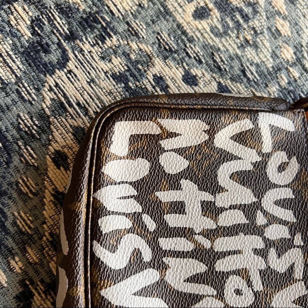 Louis Vuitton Graffiti Pochette Silver - Picture 12 of 14